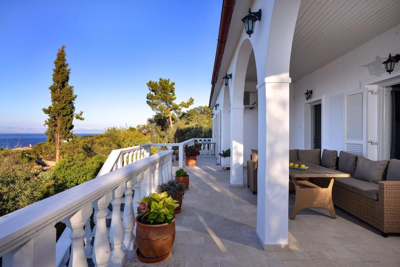 New! Paxoswhite Sea View Apartments & Studios! Гайос Экстерьер фото
