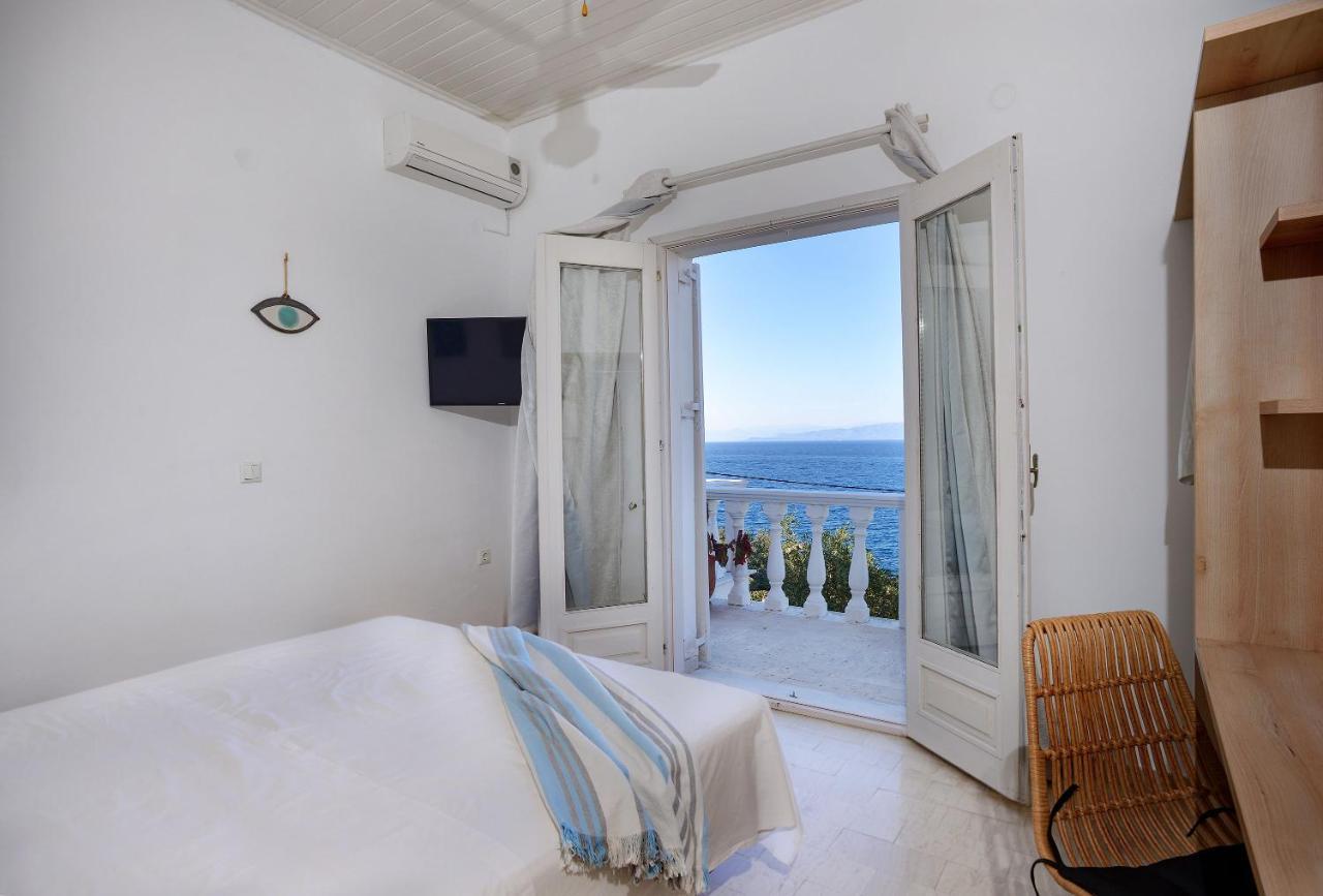 New! Paxoswhite Sea View Apartments & Studios! Гайос Экстерьер фото