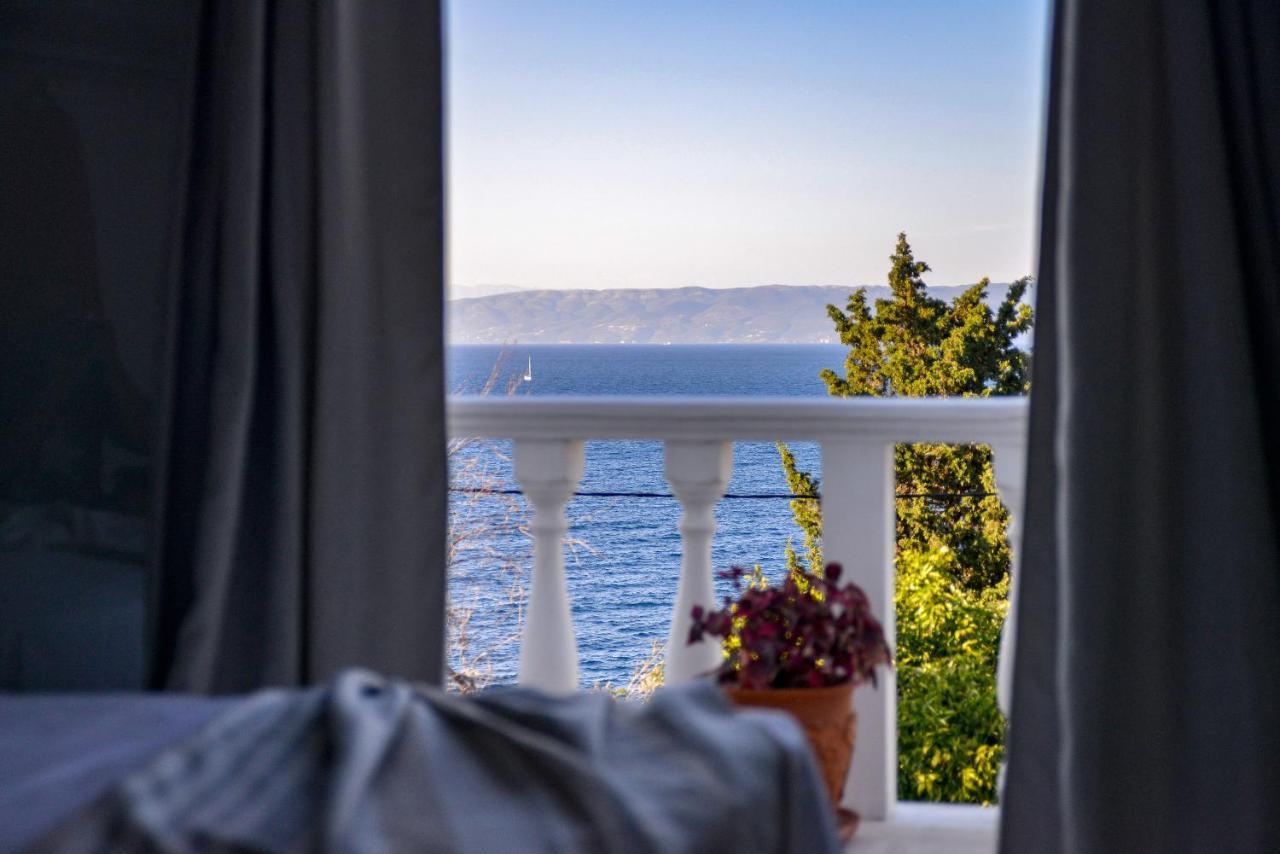 New! Paxoswhite Sea View Apartments & Studios! Гайос Экстерьер фото