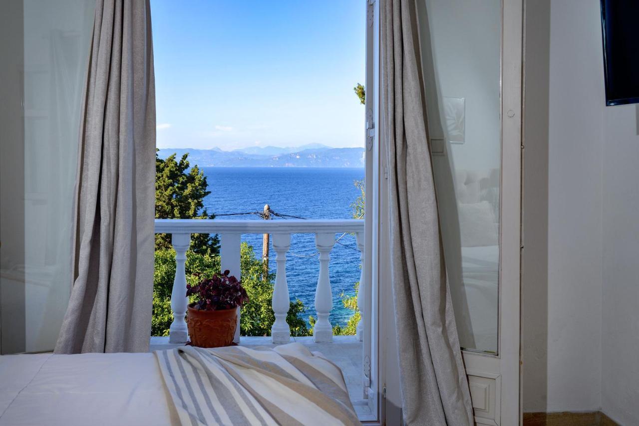 New! Paxoswhite Sea View Apartments & Studios! Гайос Экстерьер фото