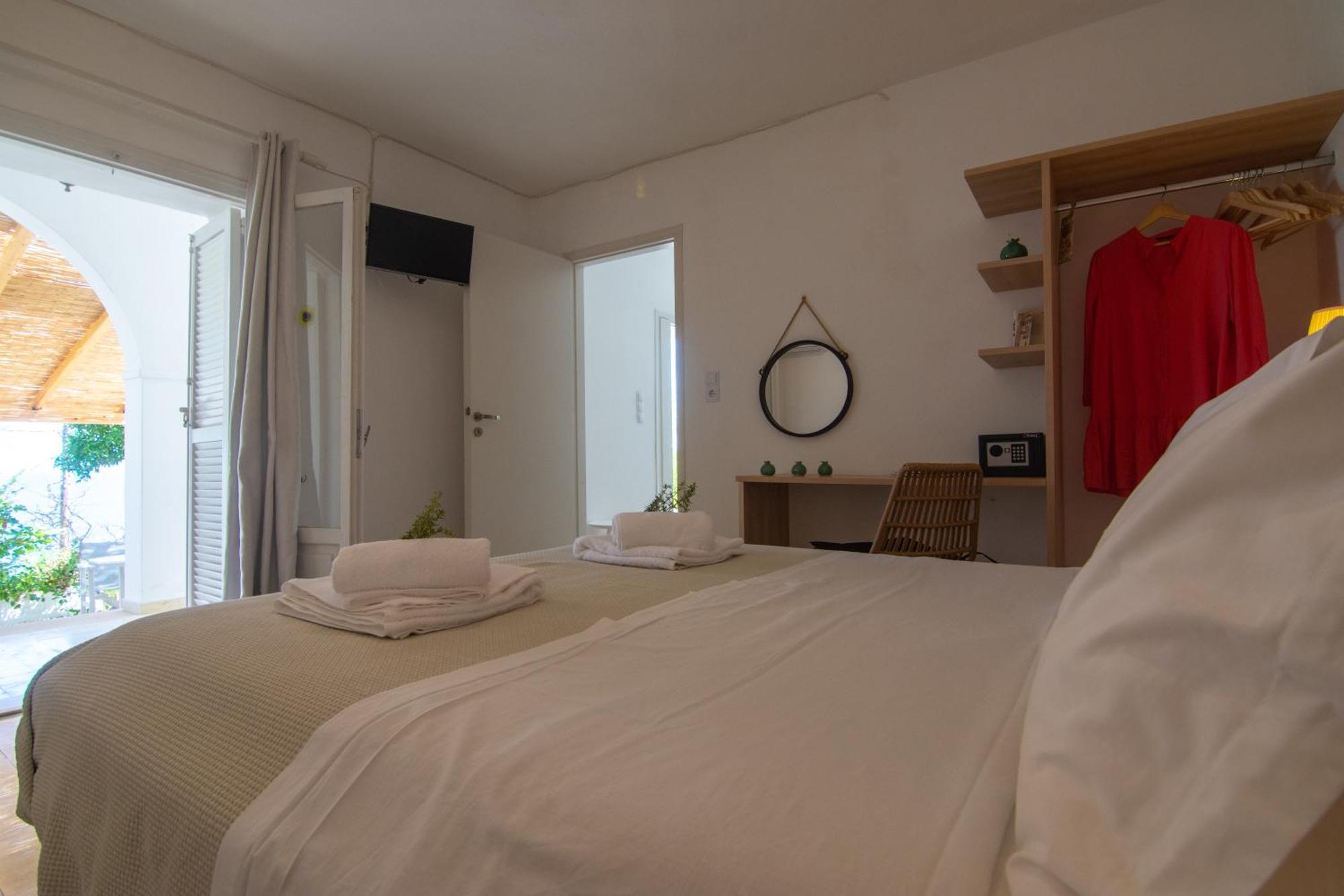 New! Paxoswhite Sea View Apartments & Studios! Гайос Экстерьер фото